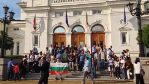 Протестиращите с прощална снимка пред парламента