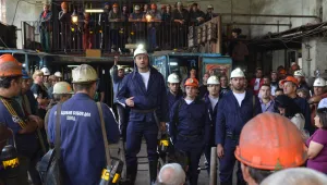 Бареков агитира миньорите на 400 м под земята