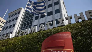 Атинската фондова борса възобнови работа със срив от близо 23% на водещия индекс