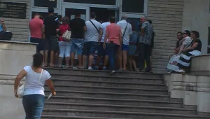 Опашки и закани пред гишетата за издаване на паспорти в Пловдив