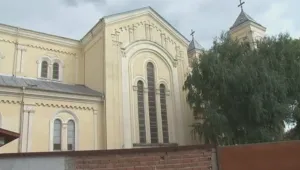 Католически свещеник вързал и бил 6-годишно момче в Раковски