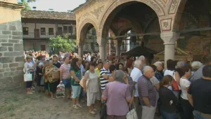 6-километрова колона от коли към Троянския манастир