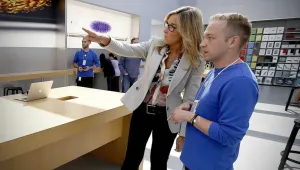 Купувайте Apple Watch, „преди учителите да са се усетили”