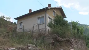 Възрастна жена остава без дом заради имотна схема