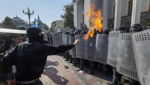 Порошенко обвини олигарси за сблъсъците край парламента в Киев