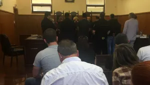 Съдът решава дали да остави в ареста полицаите, задържани за трафик на бежанци