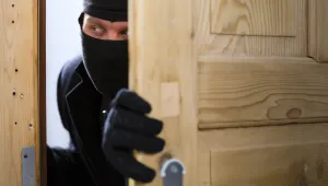 Крадци отмъкнаха пари и бижута за милион евро от сейф в Атина