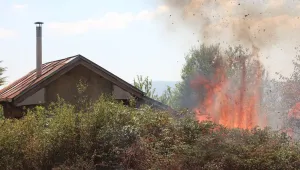 Пожар горя във вилната зона на Казанлък (ВИДЕО)