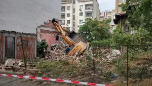 Багер влезе в апартамент при разчистване за нов строеж (СНИМКИ)