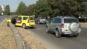 Такси блъсна шофьорка, слязла да се кара с друг водач заради отнето предимство
