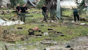 Откриха живи майка и 4-годишната й дъщеря в Скопие, затрупани от кал