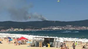 Пожар гори над курорта 