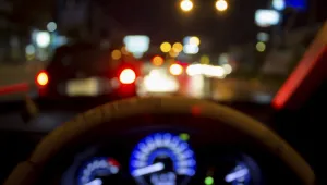 Пиян шофьор връхлетя върху група, поправяла мотопед край пътя