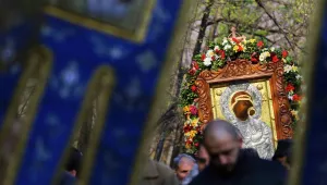 Хиляди вярващи се стекоха в манастирите за Успение Богородично