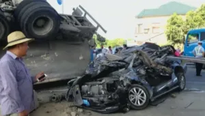 Младо семейство оцеля в кола под 20-тонен циментовоз (ВИДЕО)