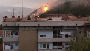Пожар горя на Младежкия хълм в Пловдив (СНИМКИ, ВИДЕО)