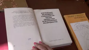 Странно дарение от книги за селски библиотеки вкара читатели в идеологически спорове