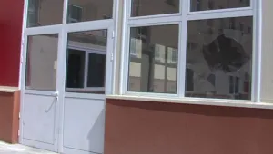 Изпочупиха училище на метри от полицията в Благоевград