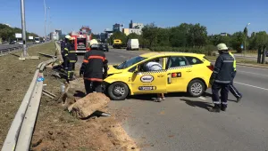 Такси се обърна по таван в София, двама пострадаха