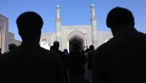 Атентатор уби най-малко 20 души в шиитска джамия в Афганистан 