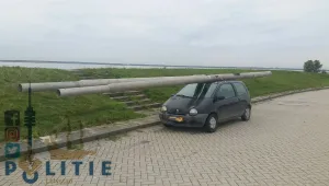 Холандската полиция задържа крадец с... два улични стълба на покрива на колата