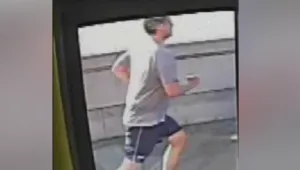 Агресивен бегач избута жена пред автобус в Лондон (ВИДЕО)
