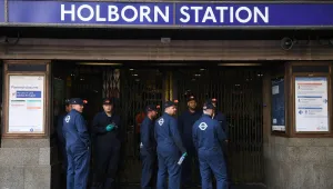 Станция на метрото в Лондон беше евакуирана заради задимяване