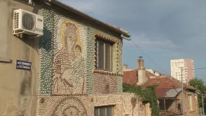 Варненско семейство посреща Голяма Богородица с „икона” от миди