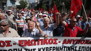 Хиляди гърци в шок заради орязани пенсии