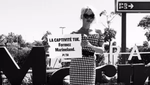 Памела Андерсън протестира в защита на животните пред аквапарк 
