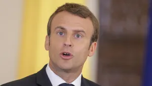Трябва ли България да отстъпи пред искането на Еманюел Макрон за заплащането на работниците?