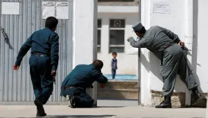 Въоръжени нападнаха шиитска джамия в Кабул, взеха заложници