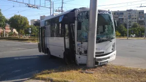 Автобус на градския транспорт в Пловдив се удари в стълб 