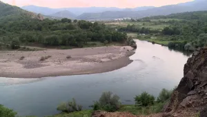 Огнеборци спасиха 17-годишно момиче, попаднало във воден капан в река Арда