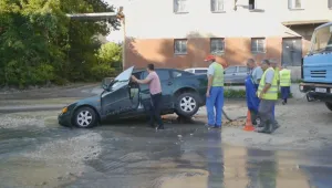 Кола пропадна в дупка на булевард в Шумен