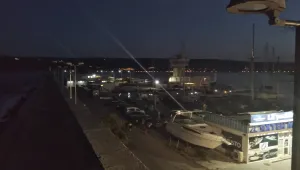 Две деца паднаха в морето от вълнолома във Варна