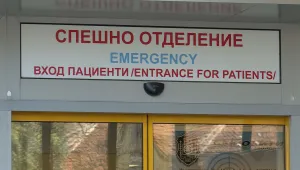 Падналата от седмия етаж лекарка е контактна и стабилна