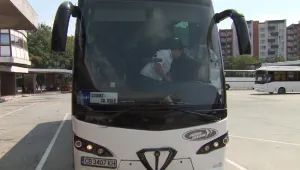 Автобус с пукнато предно стъкло превозва пътници