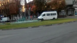 Микробус се вряза във фонтан в Пазарджик, шофьорът е починал 