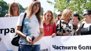 Медицински сестри разпъват палатки пред здравното министерство