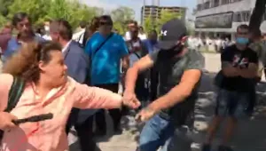 Мъже с маски нападнаха журналист по време на конференцията на ГЕРБ