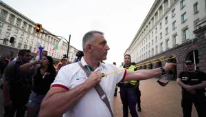 Ден 34: Протестиращите за поредна вечер хвърляха домати към сградата на МС