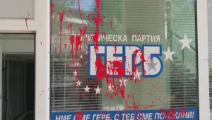 Заляха офис на ГЕРБ в Сливен с червена боя