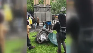 Протестиращи в Монреал събориха статуя на първия канадски премиер