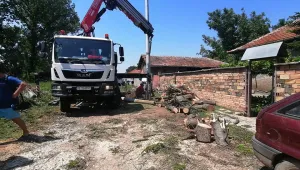 Читалище и над 10 къщи пострадаха след буря във великотърновското село Росен