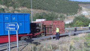Затруднено движение на Е-79 заради преобърнат камион край Благоевград 