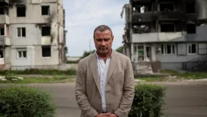 Лийв Шрайбър на визита в Украйна: Не спирайте даренията 