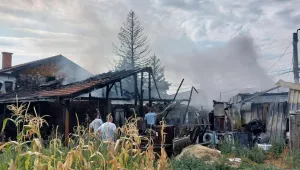 Огнеборци спасиха дома на семейство в село Рогош (СНИМКИ)