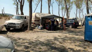 В края на лятото полицията се зае с каравани, поставени върху дюни в залива Вромос