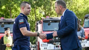 „Поклон пред силата ви“: Калин Стоянов връчи на огнеборците ключовете за 6 нови пожарни 